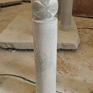 铜仁 芝麻白花岗岩石材挡车石柱、停车柱、圆柱挡车柱、方柱挡车柱等