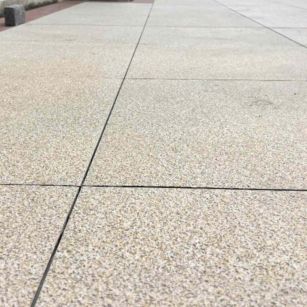 铜仁 黄金麻花岗岩石板材荔枝面地面铺装效果