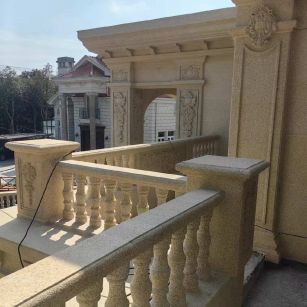 铜仁 黄金麻别墅外墙干挂雕花配合阳台栏杆花瓶柱