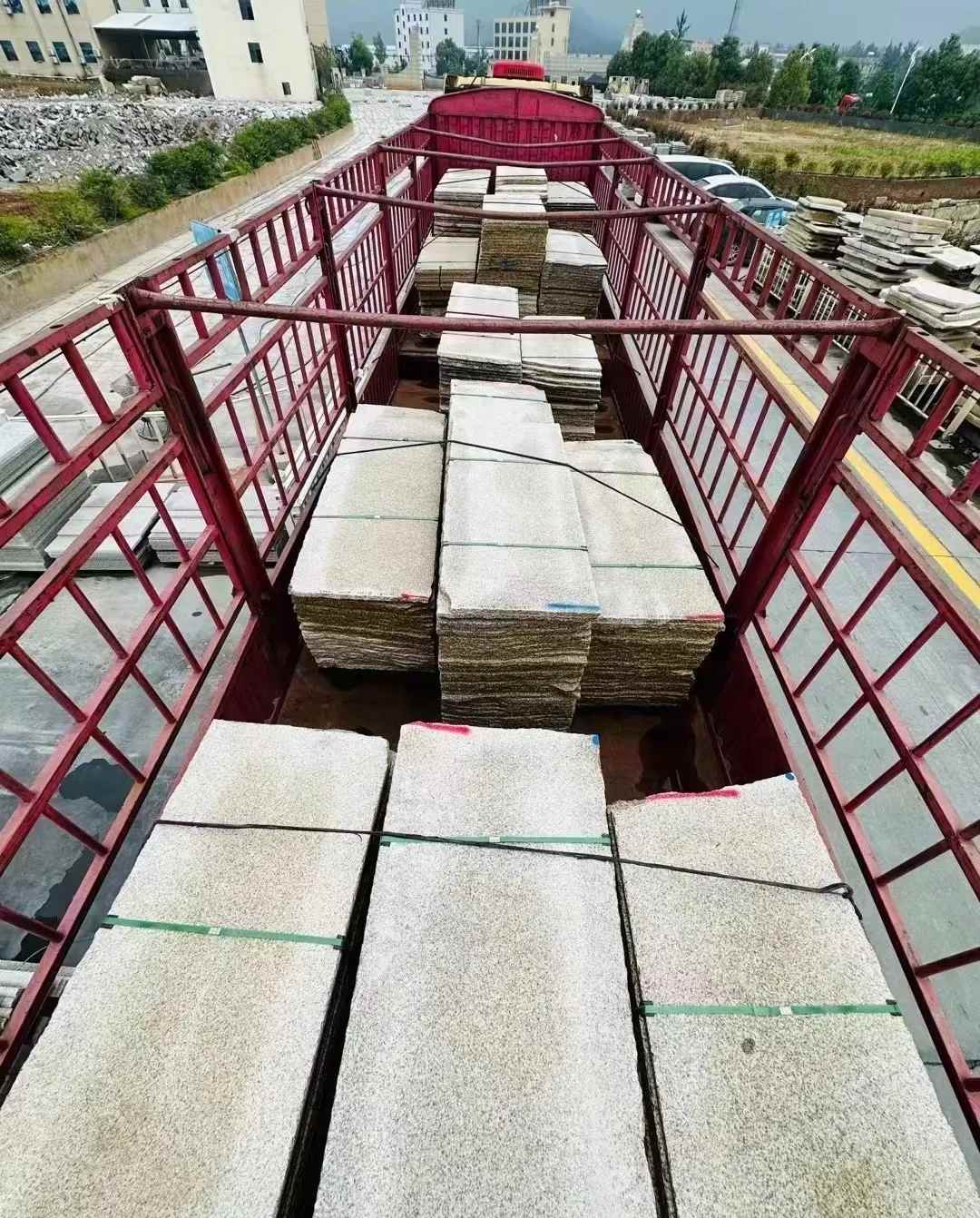 铜仁 黄金麻花岗岩荔枝面，光面毛板装车完成