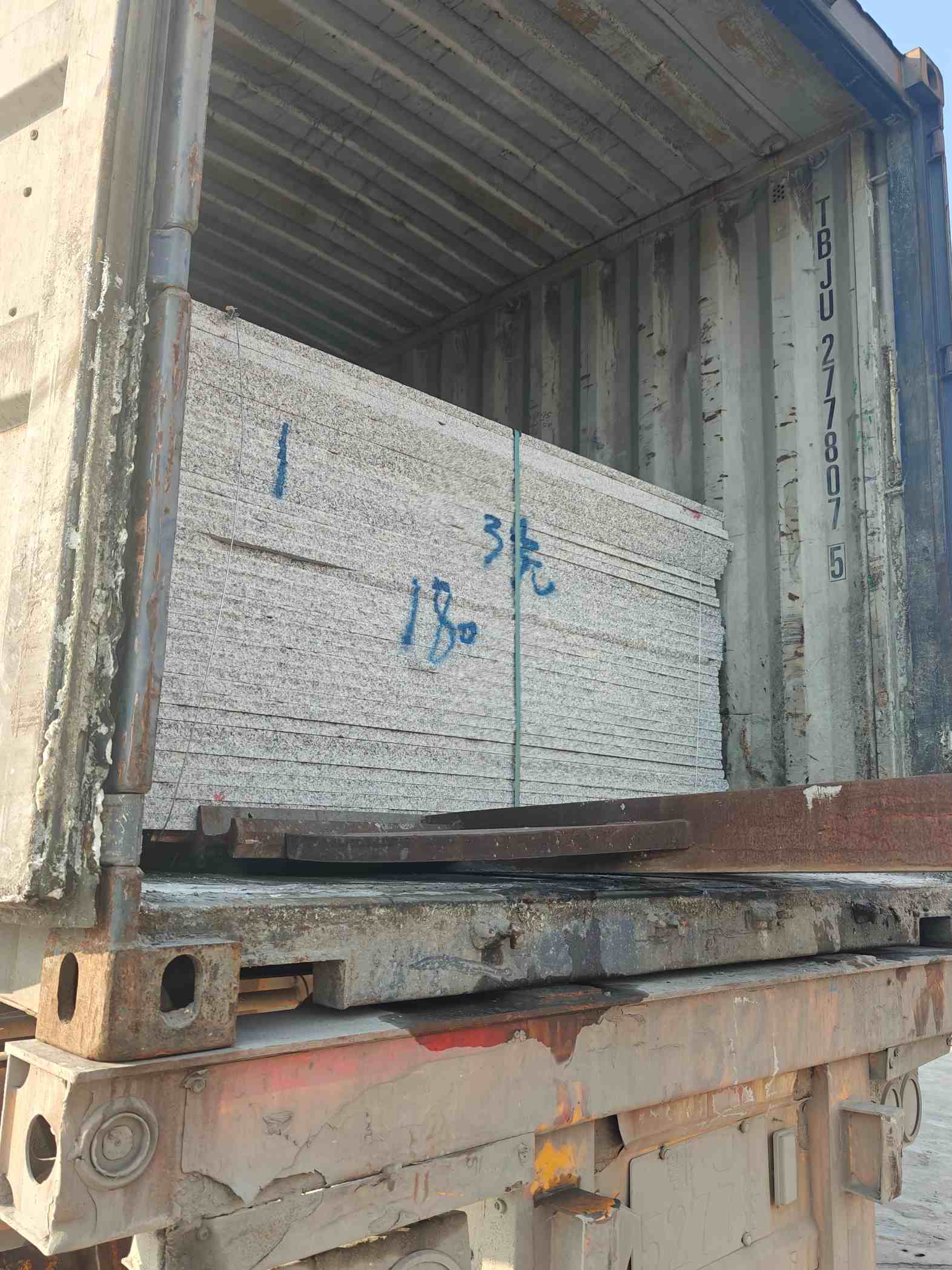 铜仁 芝麻白花岗岩石材3.0公分光面毛板装柜出货