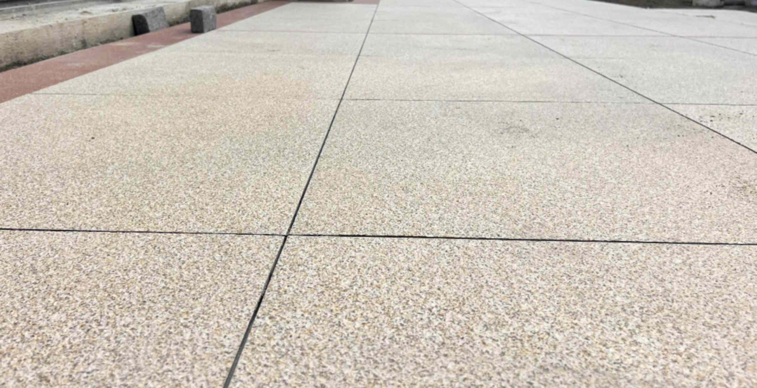 铜仁 黄金麻花岗岩石板材荔枝面地面铺装效果