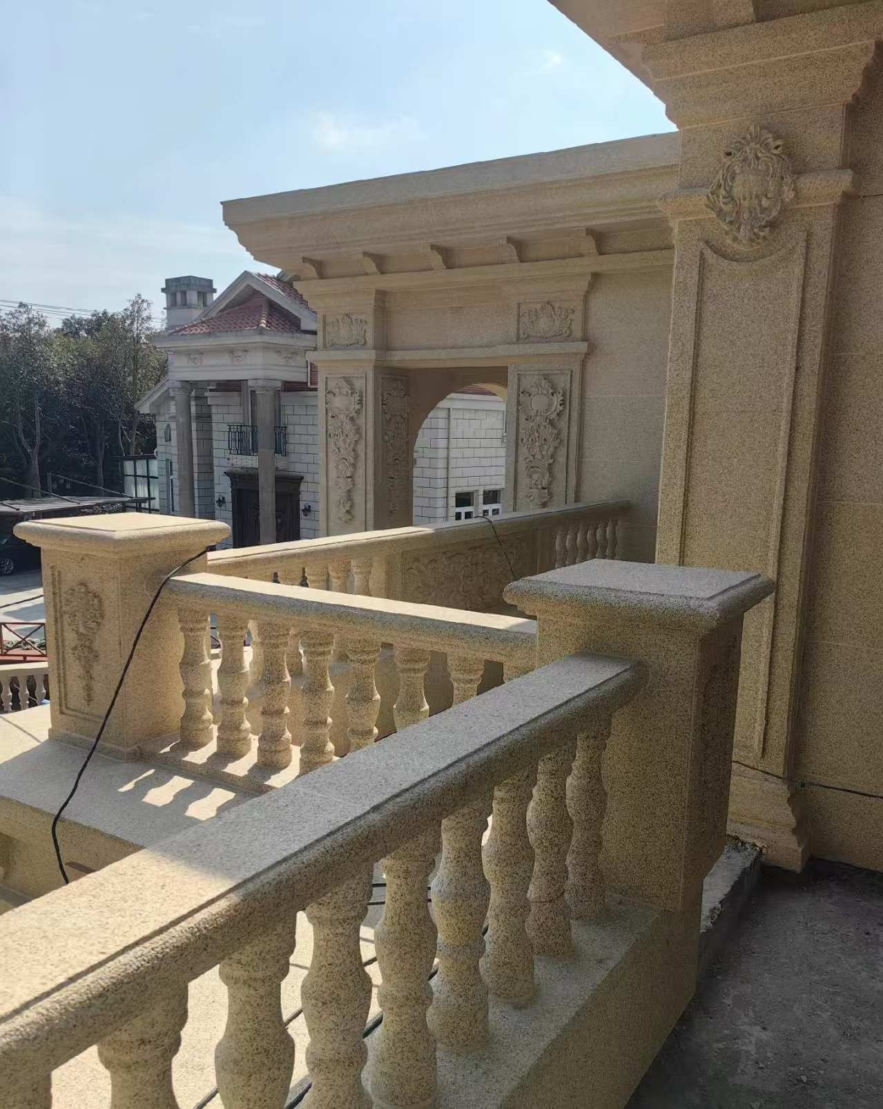 铜仁 黄金麻别墅外墙干挂雕花配合阳台栏杆花瓶柱