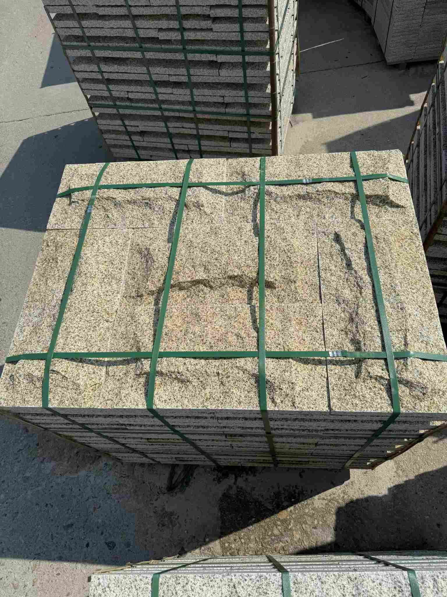 铜仁 黄金麻花岗岩石材自然面蘑菇石成品