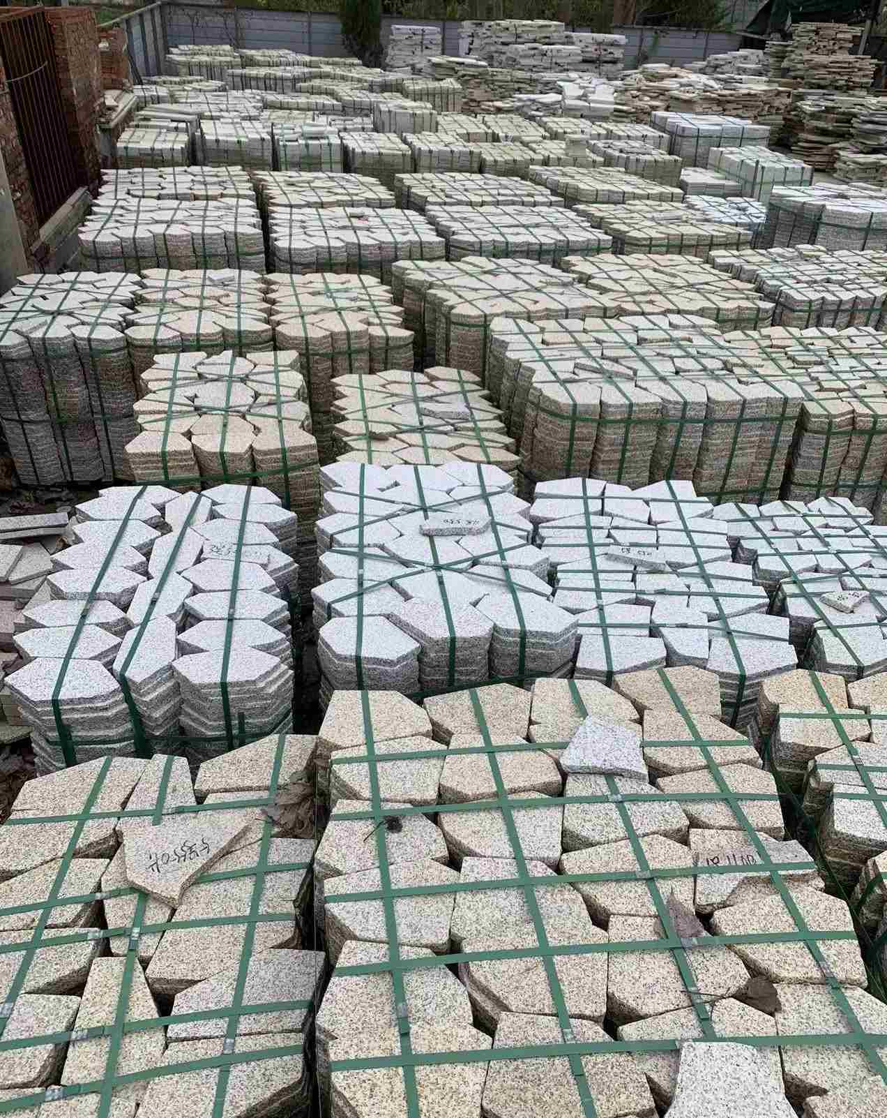 铜仁 黄金麻白麻花岗岩荔枝面地铺石(冰裂纹)