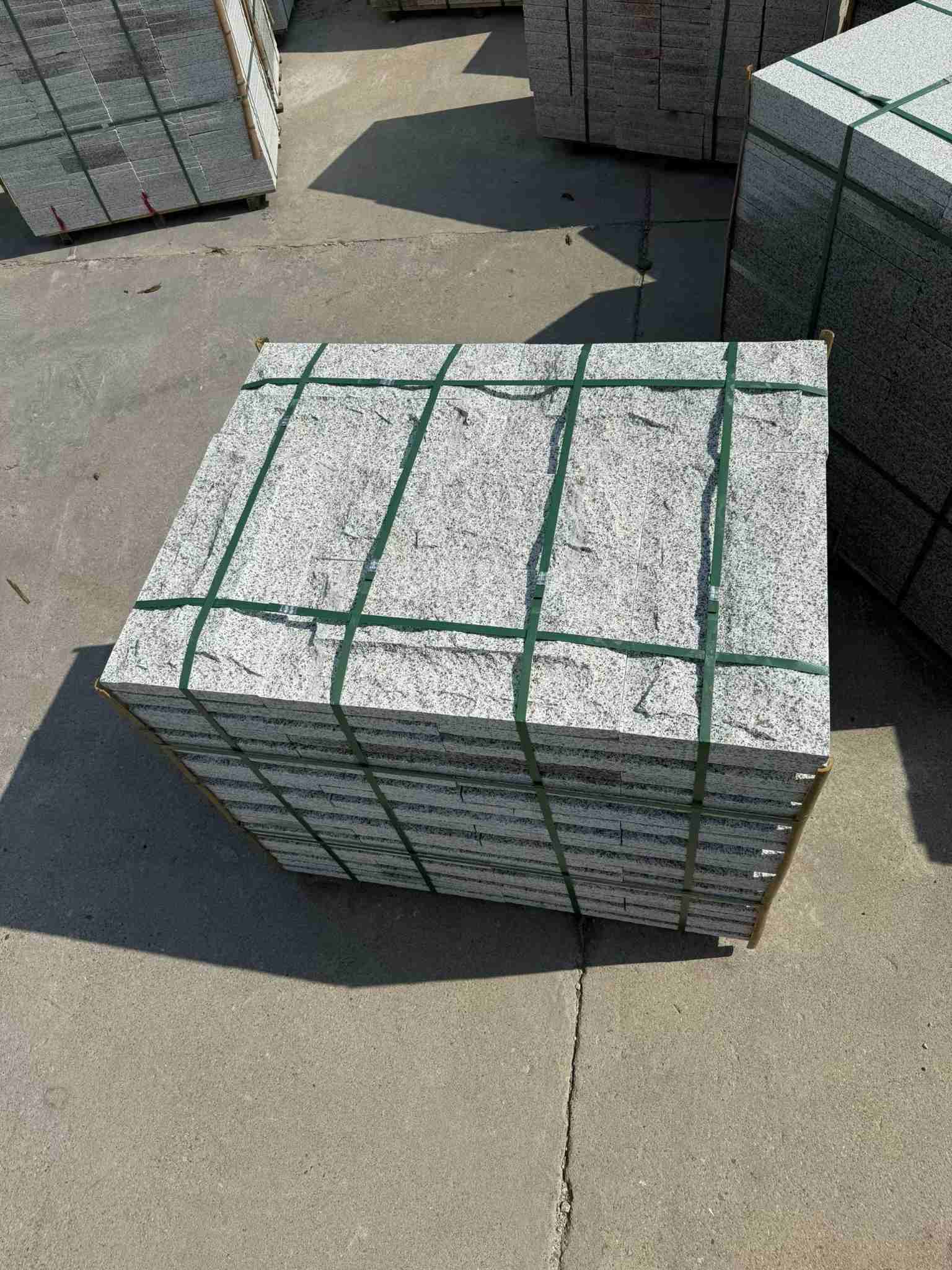 铜仁 白麻花岗岩石材自然面蘑菇石成品