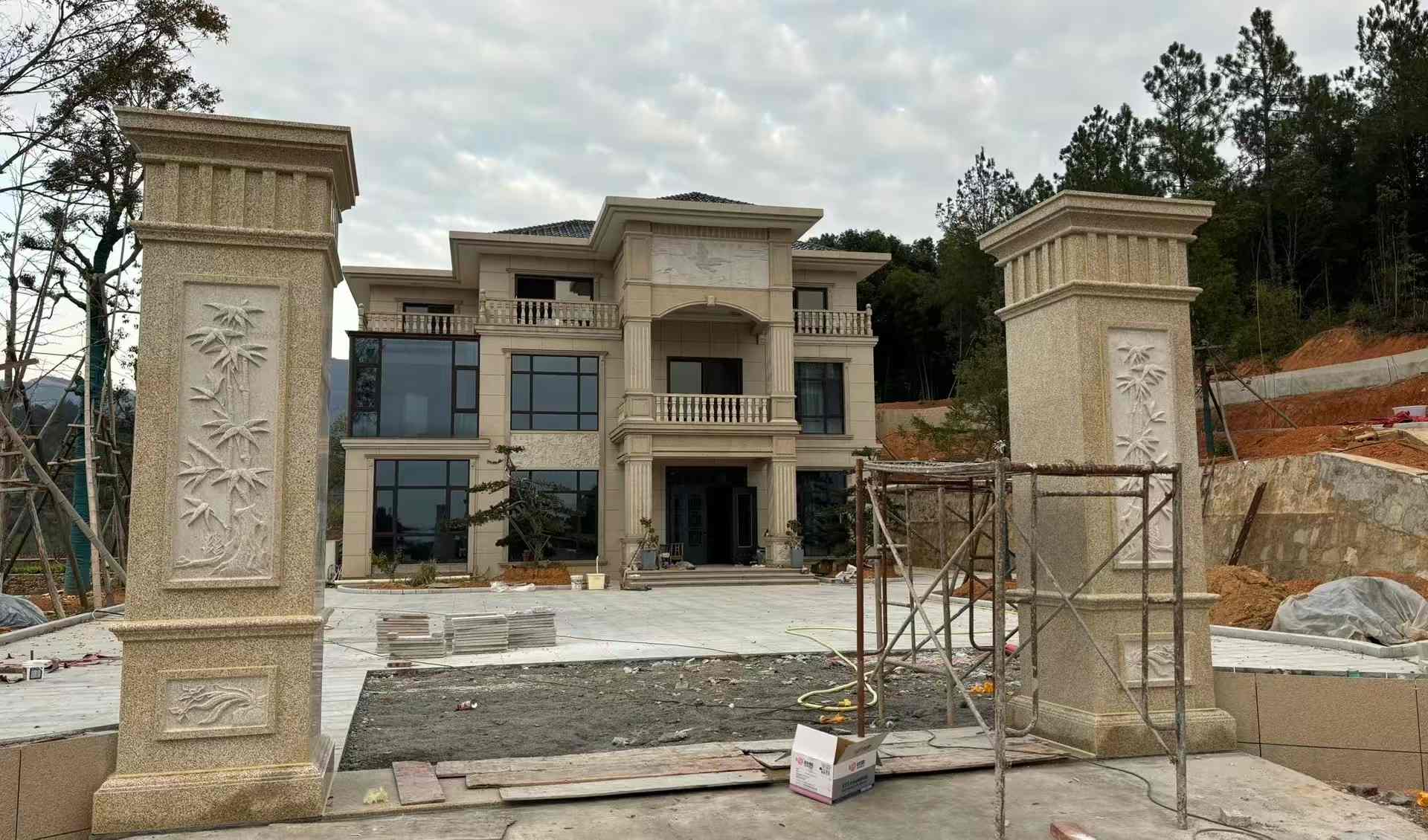 铜仁 黄金麻花岗岩别墅雕花外墙干挂配上门口雕花罗马柱