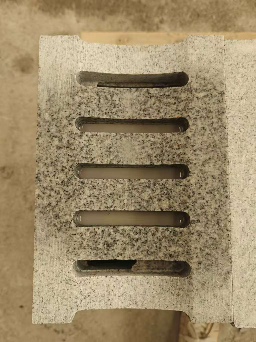 铜仁 芝麻白拉丝面花岗岩U型开槽排水槽