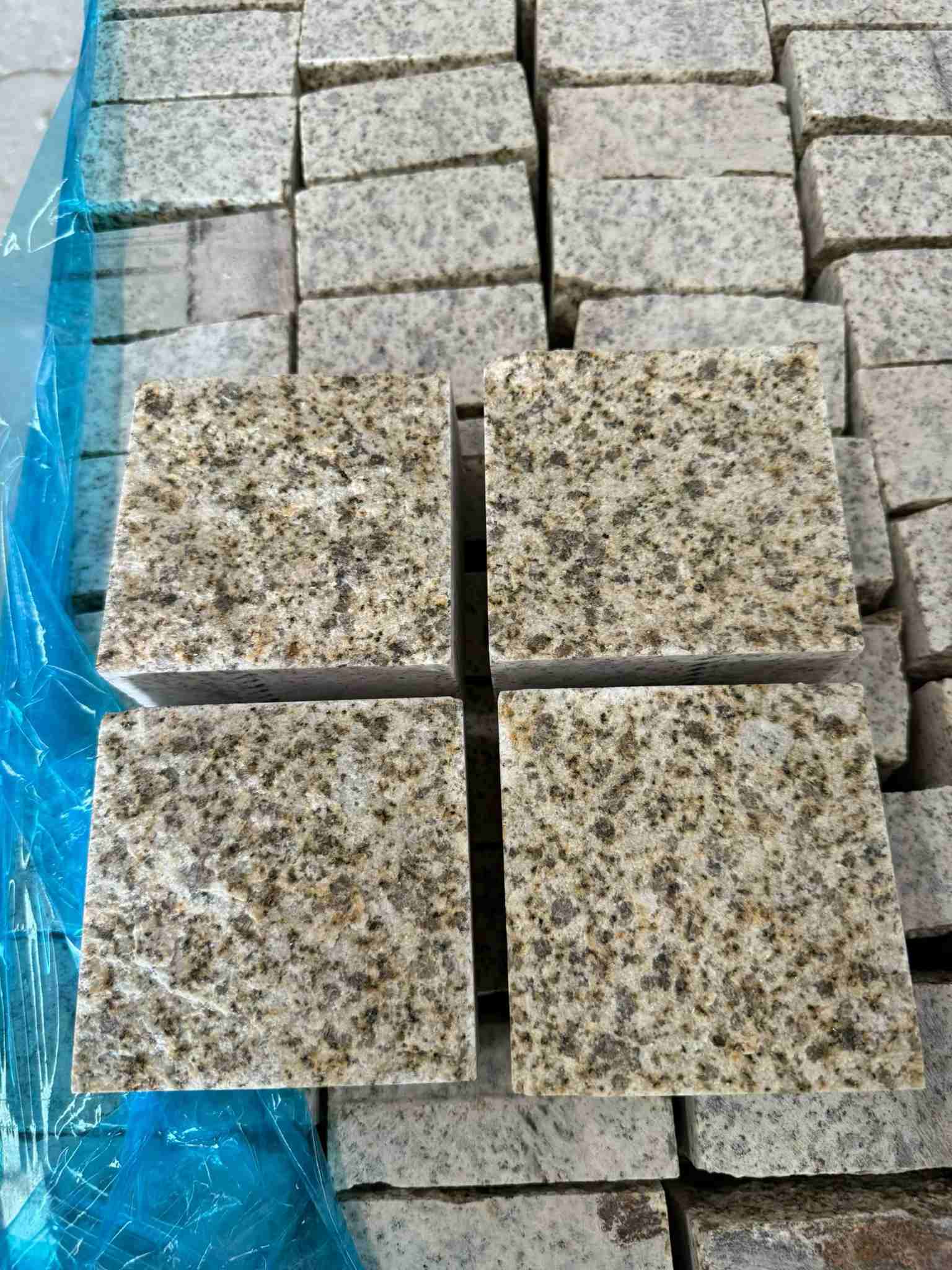 铜仁 黄金麻花岗岩自然面小方块，弹石，马蹄石等