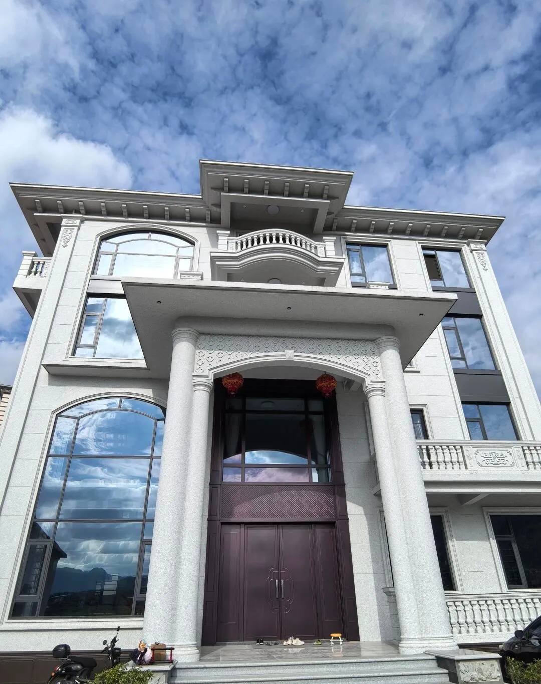 铜仁白麻别墅外墙干挂石材效果示例