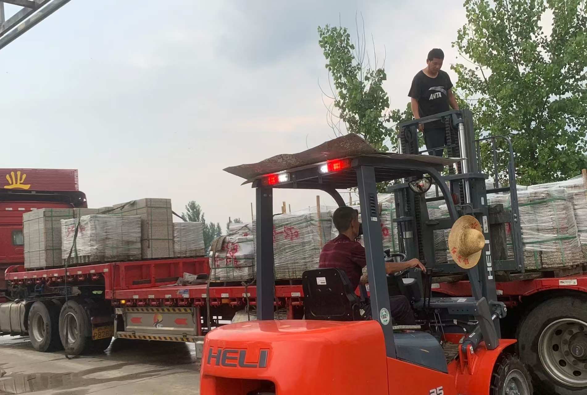 铜仁 黄金麻冰裂纹，地铺石装车