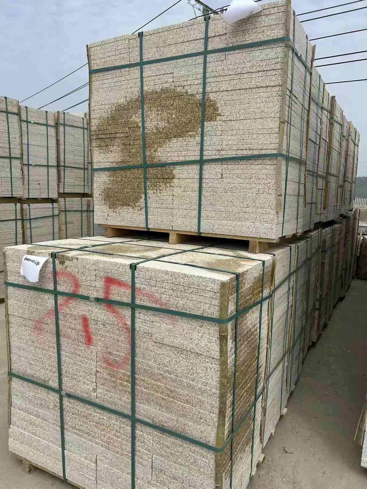 铜仁 黄金麻花岗岩石材荔枝面地铺石2.5*300*600