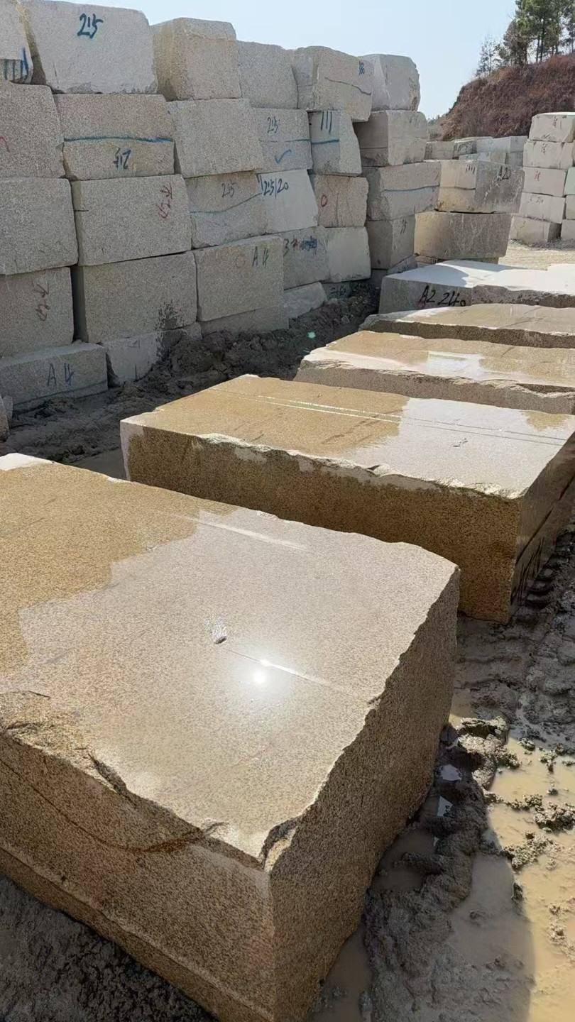 铜仁 黄金麻方料堆场洗料分选中，原材料充足