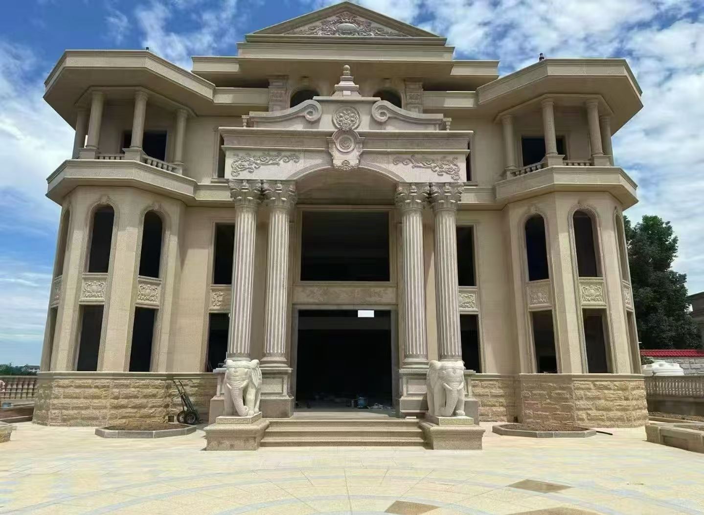 铜仁 黄金麻别墅外墙干挂，大柱，大象，蘑菇石，雕花板