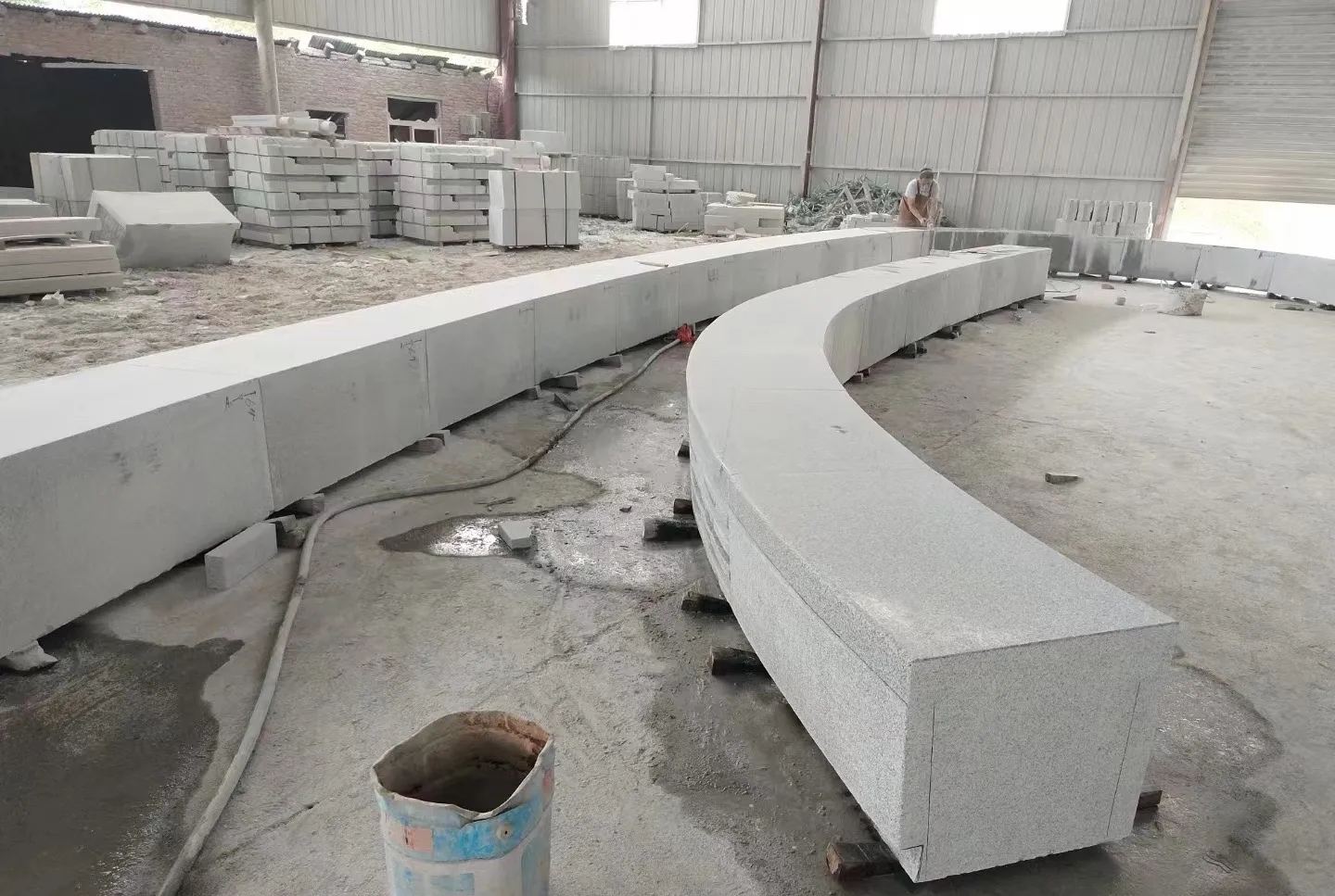 铜仁芝麻白花岗岩石板材 园林光面弧形坐凳