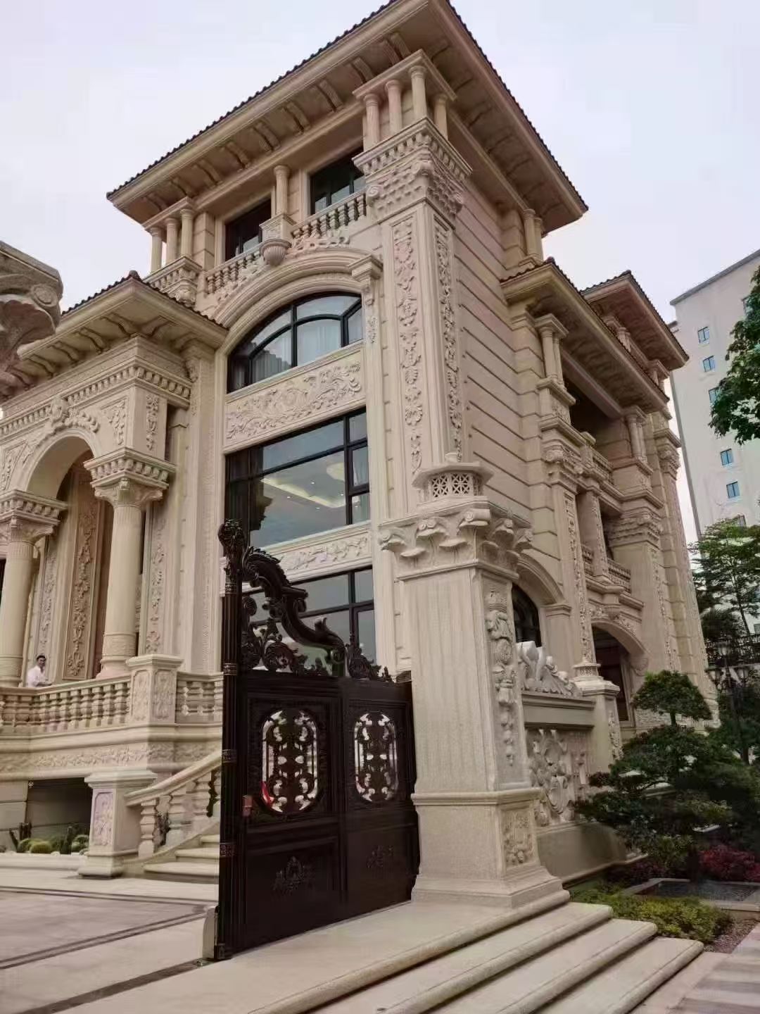 铜仁 黄金麻花岗岩别墅外墙干挂效果展示