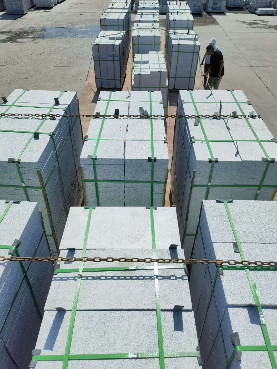 铜仁 芝麻白花岗岩5公分地铺石 花岗岩厂家工厂装车日常